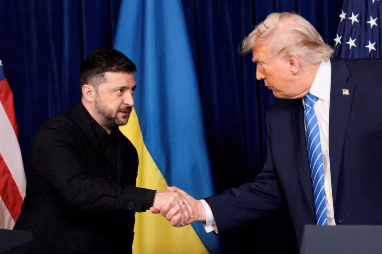 Après un échange avec Trump, Zelensky évoque une possible rencontre au sommet (AP)