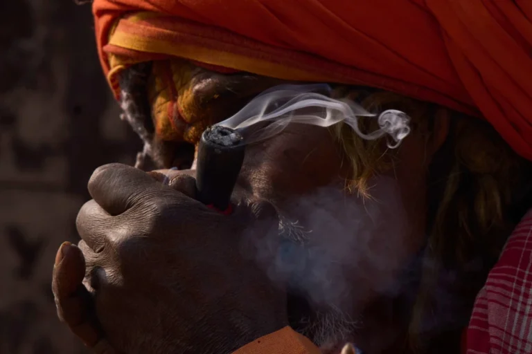 Au Népal, des nuages de cannabis pour célébrer la grande fête hindoue de Shivaratri (ap)