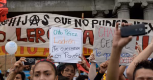 Au Salvador, des familles de détenus protestent contre les procès de masse et redoutent la condamnation d’innocents