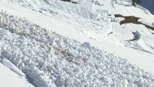 Belledonne - une avalanche de 400 mètres ensevelit un skieur, il est retrouvé vivant sous 1,50 mètre de neige
