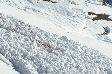Belledonne - une avalanche de 400 mètres ensevelit un skieur, il est retrouvé vivant sous 1,50 mètre de neige