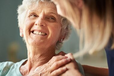 Bien vieillir a un prix : quelles aides pour alléger la facture des seniors ?