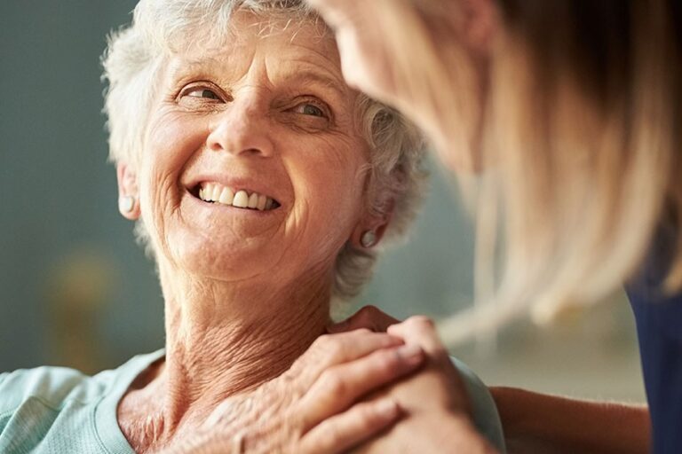 Bien vieillir a un prix : quelles aides pour alléger la facture des seniors ?