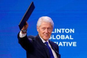 Bill Clinton assure n’avoir « rien vu » lors de sa relation avec Epstein