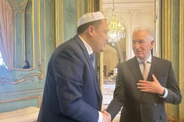 L’imam Chalghoumi reçu avec les honneurs par Charles Kushner, ambassadeur des États-Unis à Paris