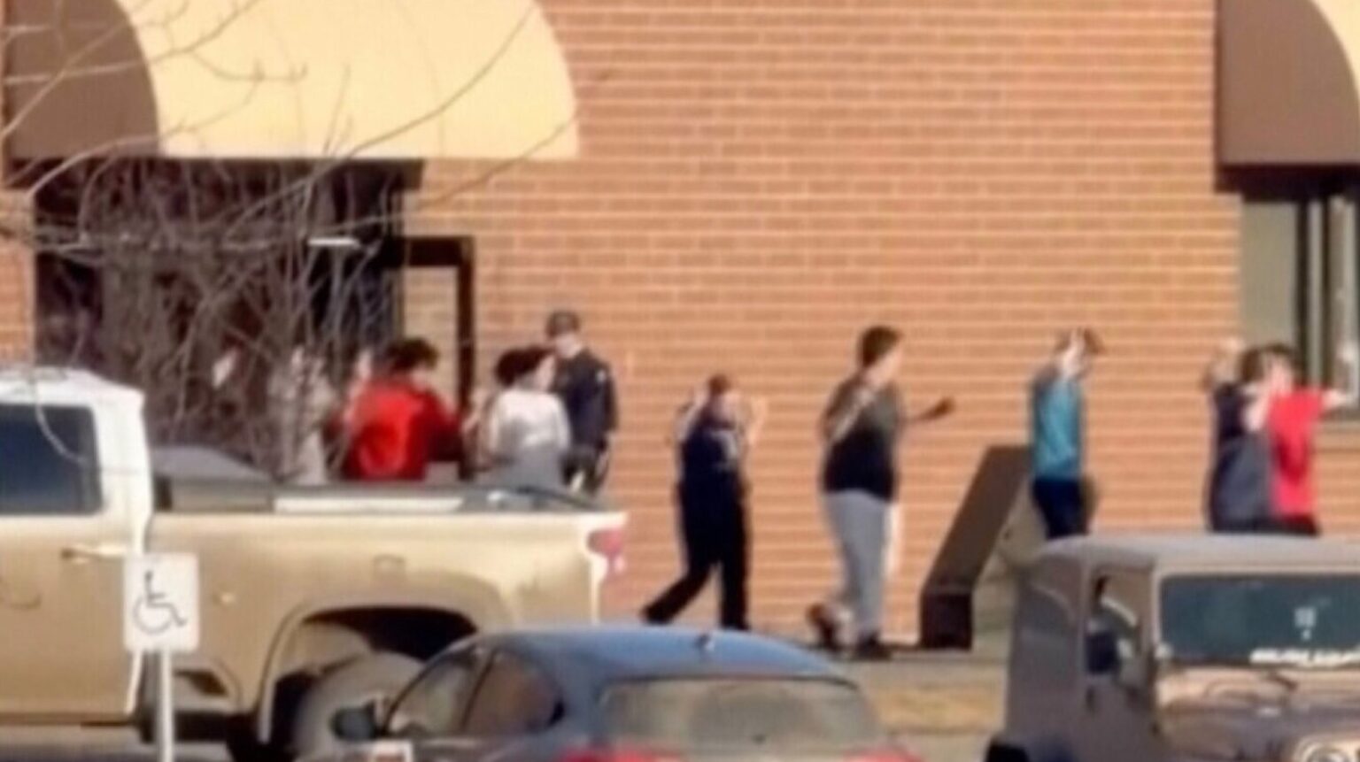 Fusillade au Canada: au moins 9 enfants tués par un transgenre dans une attaque visant une école