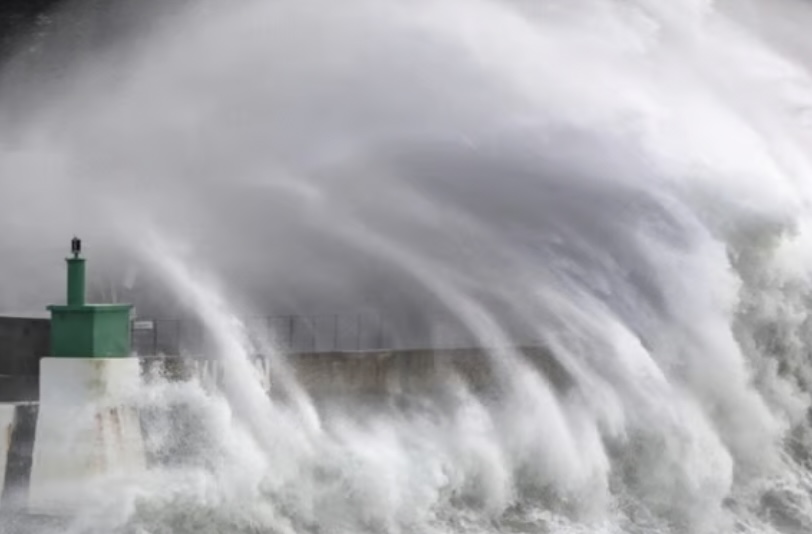 Tempête Nils : jusqu’à 170 km/h dans le sud, vents d’une rare violence en Méditerranée