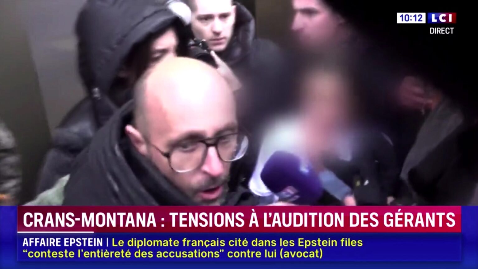 VIDÉO - "Vous avez tué mon fils, regardez-moi dans les yeux!" Face à face tendu entre le couple Moretti et les familles des victimes de Crans-Montana