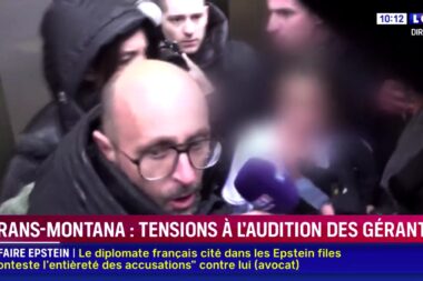 VIDÉO - "Vous avez tué mon fils, regardez-moi dans les yeux!" Face à face tendu entre le couple Moretti et les familles des victimes de Crans-Montana