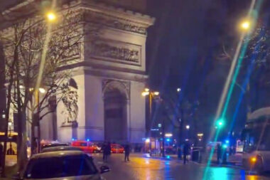 Attaque au couteau près de l’Arc de Triomphe: un gendarme blessé, le parquet national antiterroriste saisi