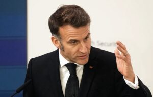 Macron classe LFI à l’extrême gauche et hausse le ton sur l’antisémitisme
