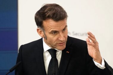 Macron classe LFI à l’extrême gauche et hausse le ton sur l’antisémitisme