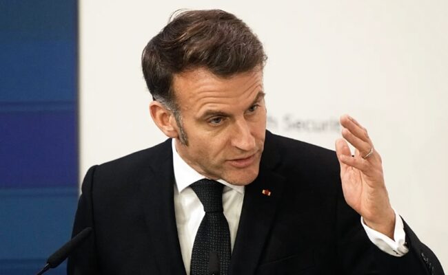 Macron classe LFI à l’extrême gauche et hausse le ton sur l’antisémitisme