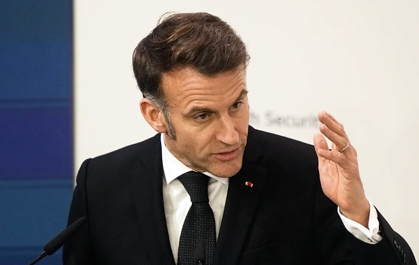 Macron classe LFI à l’extrême gauche et hausse le ton sur l’antisémitisme
