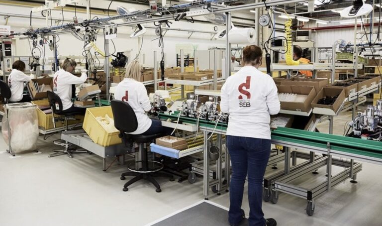 Droits de douane, euro fort, yuan faible : comment la guerre commerciale mondiale broie nos industriels