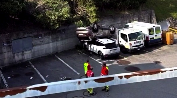 Vidéo insolite - Un automobiliste percute un couple âgé et s’encastre sur un véhicule en contrebas