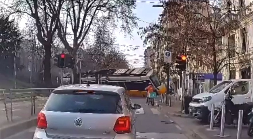 Tragédie À Milan : Un Tramway Déraille En Plein Centre-Ville. Au Moins Un Mort