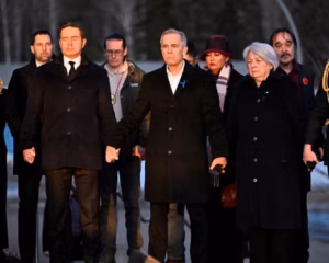 Carney et Poilievre unis lors d’une veillée après une fusillade scolaire meurtrière au Canada