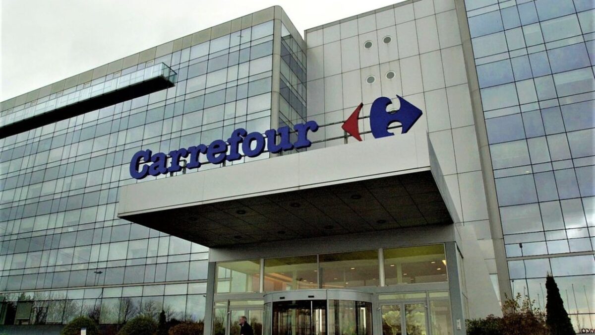Carrefour mise sur l’IA et la transformation des hypermarchés pour réduire ses coûts
