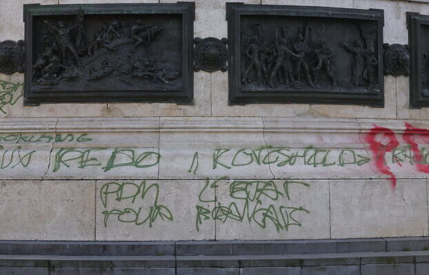 Croix gammées et plusieurs inscriptions antisémite la statue de la République à Paris