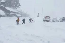 Des explosions contrôlées pour récupérer les victimes d’une avalanche en Californie