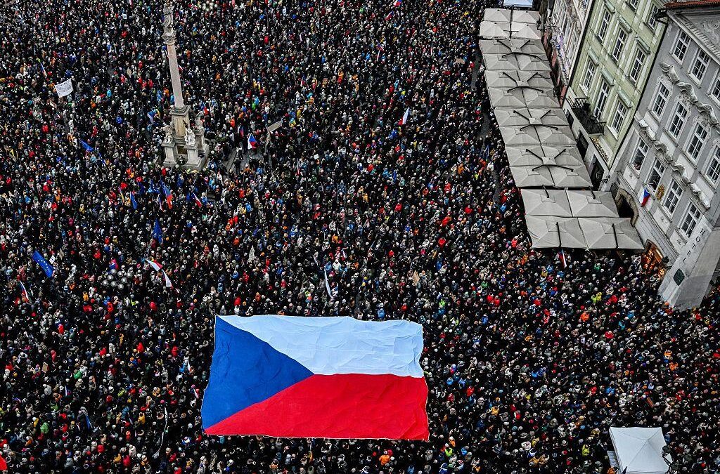 Des milliers de Tchèques soutiennent le président Petr Pavel face à son bras de fer avec le ministre des Affaires étrangères (AP)