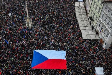 Des milliers de Tchèques soutiennent le président Petr Pavel face à son bras de fer avec le ministre des Affaires étrangères (AP)