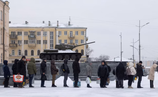 Des pourparlers prévus la semaine prochaine sur l’Ukraine, alors qu’une vague de froid intense frappe le pays (AP)