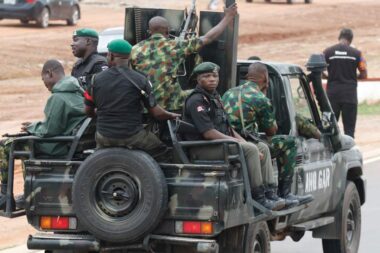 Des raids à l’aube au Niger font au moins 32 morts après des attaques armées contre trois villages (AP)