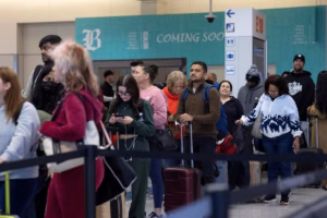 Des sénateurs pressent Trump d’abandonner la vérification des réseaux sociaux des touristes étrangers (AP)