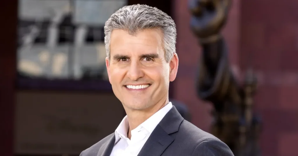 Disney mise sur Josh D’Amaro, le patron des parcs, pour succéder à Bob Iger (AP)