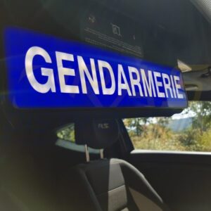 Doubs : soupçonné de violences conjugales, un homme menace de se suicider en se retranchant chez lui armé