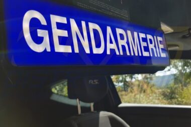 Doubs : soupçonné de violences conjugales, un homme menace de se suicider en se retranchant chez lui armé