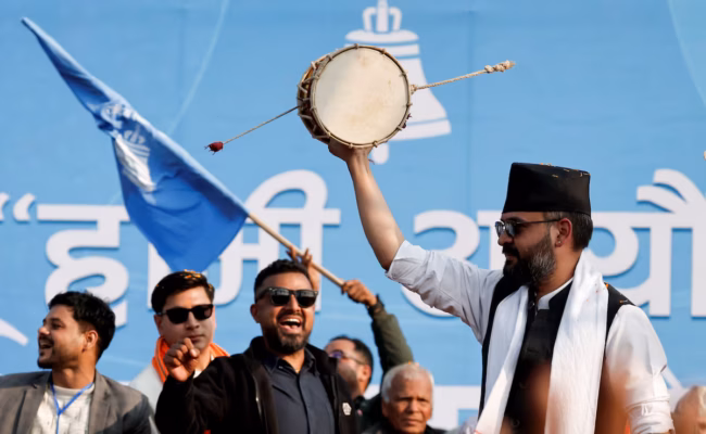 Du micro au pouvoir - le maire-rappeur « Balen » en passe de diriger le Népal (AP)