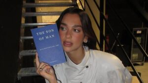 Dua Lipa invite des fans à son club de lecture dans un bar parisien