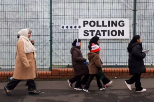 Élections partielles à Manchester - Keir Starmer joue gros dans un scrutin sous haute tension (AP)