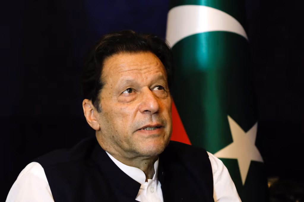 Preso, Imran Khan teria perdido 85% da visão do olho direito, de acordo com seu advogado (AP).