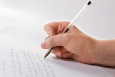 En 2026, les Français écrivent-ils encore des lettres ? La surprise vient des plus jeunes