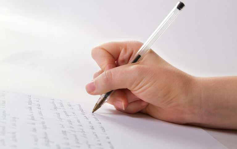 En 2026, les Français écrivent-ils encore des lettres ? La surprise vient des plus jeunes