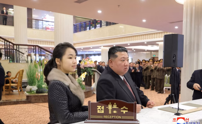 En Corée du Nord, Kim Jong-un désignerait sa fille comme successeure, selon les services sud-coréens (AP)