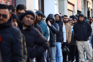 En Espagne, l’amnistie imminente pour les migrants provoque un afflux massif et met les services sous pression (AP)