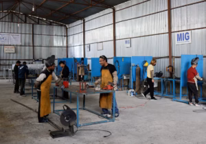 « Est-ce que ça me donnera un emploi ? » - au Népal, les promesses électorales peinent à freiner l’exode massif des jeunes (AP)