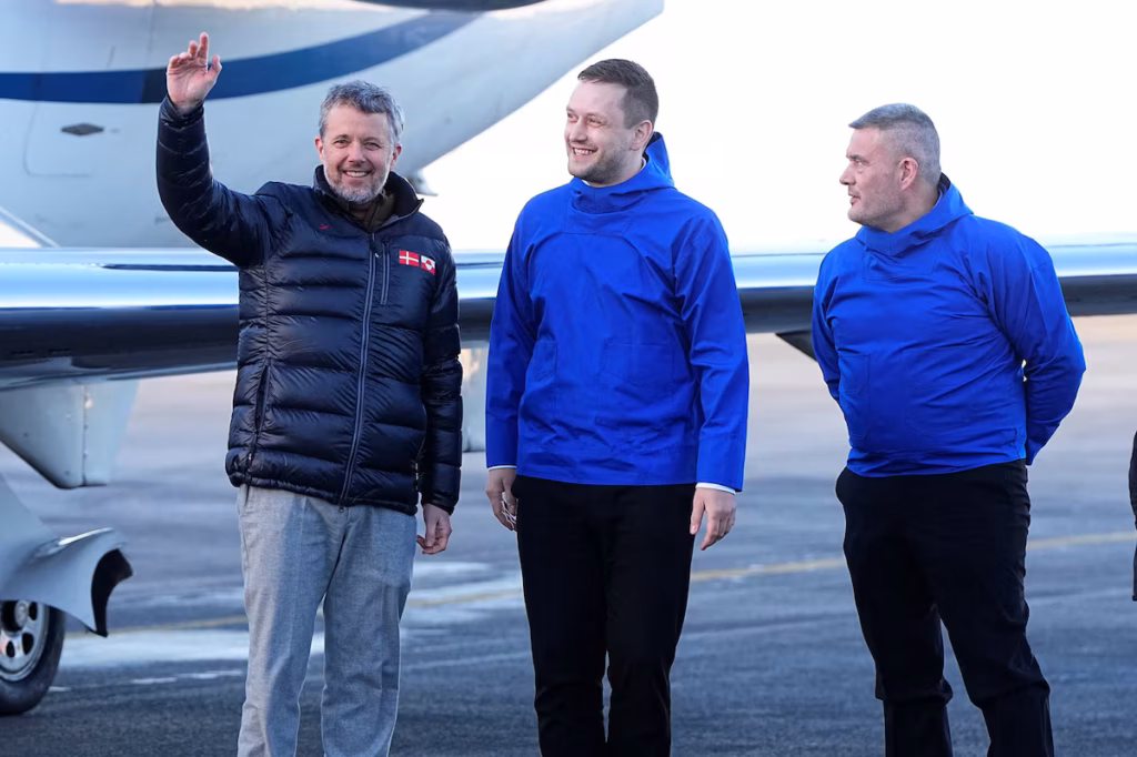 Face aux ambitions de Trump, le roi Frederik affiche l’unité danoise lors d’une visite stratégique au Groenland (AP)