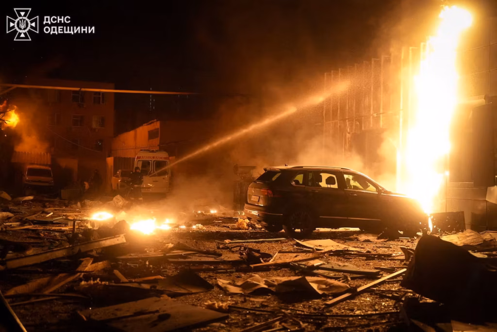 Ataques aéreos rusos letales: un puerto cerca de Odessa fue atacado y murieron hermanos cerca del frente (AP)