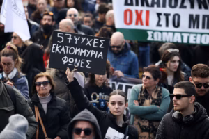 Grèce - des dizaines de milliers de manifestants réclament justice trois ans après la tragédie ferroviaire de Tempi (AP)