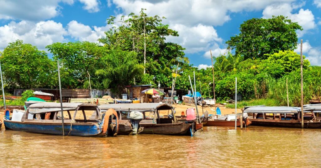 Guyane : quatre personnes restent portées disparues après un accident de pirogue sur le fleuve Maroni, à la frontière avec le Suriname