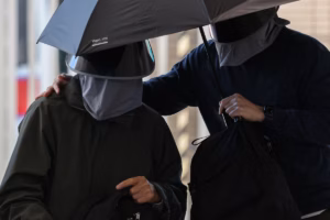 Hong Kong - le père d’une militante pro-démocratie reconnu coupable au titre de la sécurité nationale (AP)