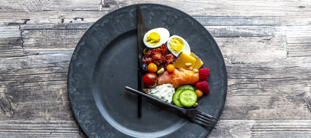 Jeûne intermittent : une efficacité limitée sur la perte de poids, selon une revue d’études