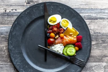 Jeûne intermittent : une efficacité limitée sur la perte de poids, selon une revue d’études