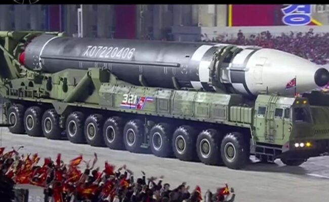 Kim Jong-un exhibe un lance-missiles nucléaire inédit et fait monter la pression face à Séoul et Washington